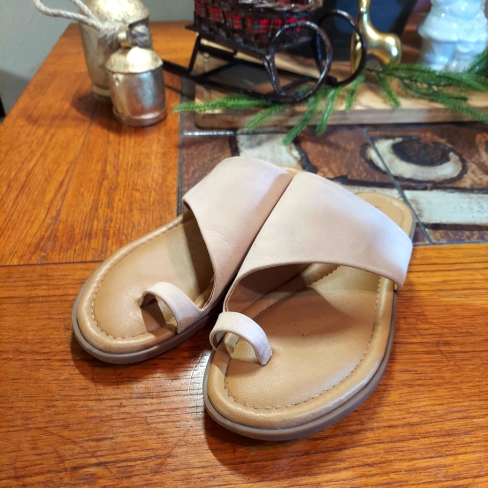 Lucky brand sandal in beige 7.5 leather upper anonan  travel beach
